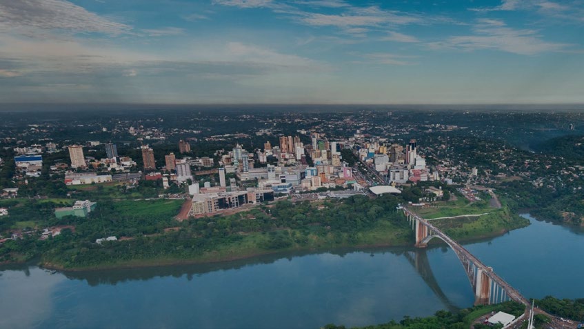 Vista aérea de Ciudad del Este y el Puente de la Amistad